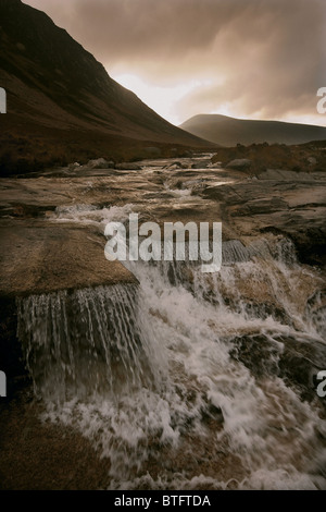 Moody valle di Glen Catacol e cascata su Abhainn Mor, Arran, Scotland, Regno Unito Foto Stock