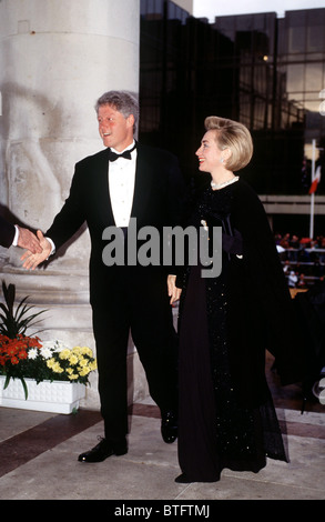 Il presidente Bill Clinton di America e la moglie, Hillary, alla Guildhall a Portsmouth, Regno Unito Foto Stock