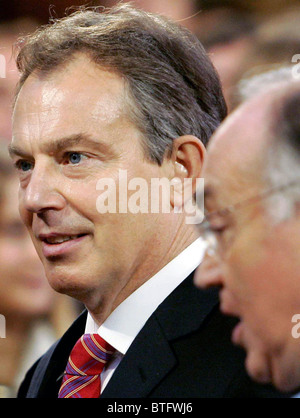 Il primo ministro Tony Blair parla con il Partito Conservatore leader Michael Howard in Parlamento, Londra Foto Stock