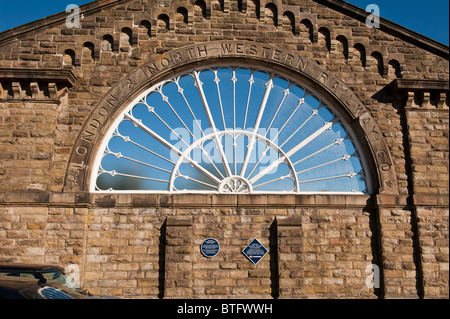 La finestra della ventola, Buxton stazione ferroviaria, Buxton, Derbyshire, Inghilterra, Regno Unito. Ripristinato dalla ferrovia Heritage Trust. Foto Stock