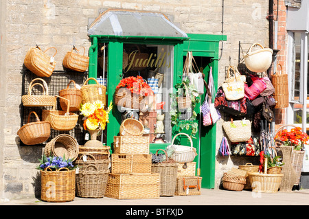 Negozio di vendita di beni di vimini e borse in South Street, Bridport, Dorset. Foto Stock