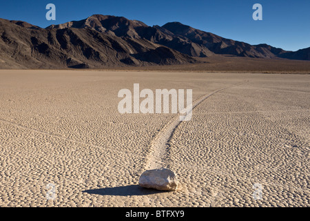 Barca a vela pietre o rocce scorrevoli misteriosamente si muovono attraverso il Racetrack Playa nel Parco Nazionale della Valle della Morte, California USA. Foto Stock