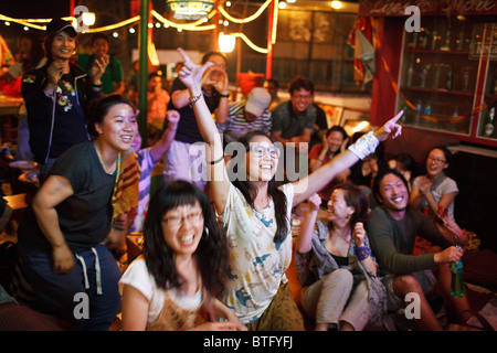 Il coreano i turisti e i tifosi di calcio guardare la Coppa del Mondo 2010 in McLo bar in McLeod Ganj in Dharamshala in India. Foto Stock