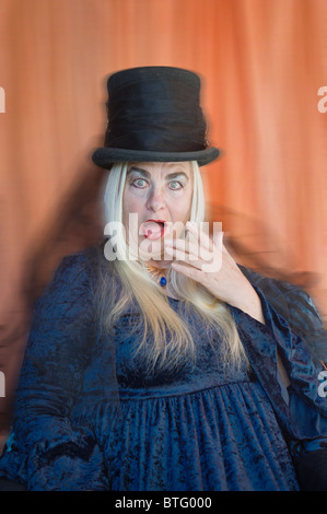 Una paurosa strega si prepara a gettare il suo incantesimo di Halloween in Carrizozo, Nuovo Messico. Foto Stock