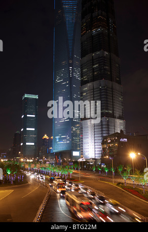 Il traffico in una strada di shanghai a Pudong Foto Stock