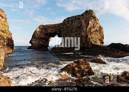 Il grande Pollet Arch, Doagh Beg, Fanad Penisola, County Donegal, Ulster, Irlanda. Foto Stock