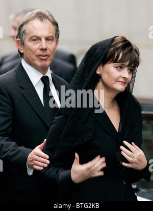 Il primo ministro Tony Blair e Cherie Booth frequentando un memoriale di servizio per Papa Giovanni Paolo II nella Cattedrale di Westminster. Foto Stock