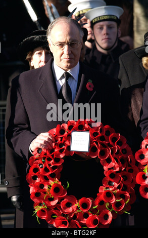 Il leader del Partito conservatore, l'onorevole Michael Howard MP a ricordo presso il cenotafio in Whitehall Foto Stock