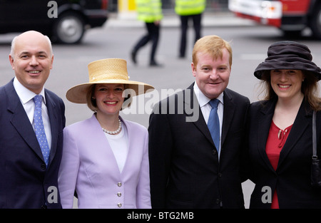 Leader conservatore Iain Duncan Smith moglie Betsy e il gruppo del Partito europeo dei liberali democratici leader Charles Kennedy e della moglie Sarah presso l'Abbazia di Westminster Foto Stock