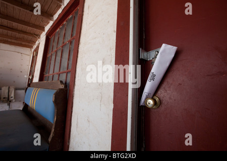 Censimento 2010 forma arrotolata e incuneato contro la porta di nob bloccato la porta anteriore del ranch house in West Texas Foto Stock