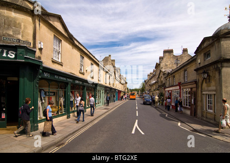 Orizzontale di un ampio angolo di visione di Argyle Street, il negozio alberato sulla sommità di Pulteney Bridge nel centro di Bath. Foto Stock