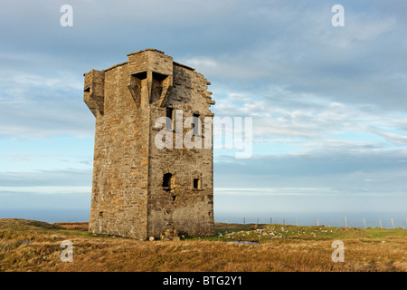 Il Tur una torre di avvistamento sopra Glencolmcille, County Donegal, Ulster, Irlanda. Foto Stock