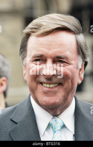 Radio irlandese presenter Terry Wogan a BBC Broadcasting House di Londra Foto Stock