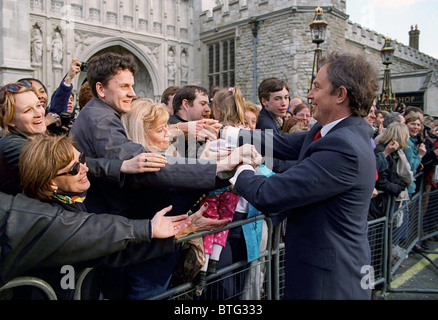 Il primo ministro Tony Blair, saluta la folla a servizio del Commonwealth, l'Abbazia di Westminster, Londra Foto Stock