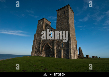 Reculver torri, vicino a Herne Bay, Kent, Inghilterra, Regno Unito. !02 Secolo Norman Towers diruta chiesa situata in prossimità di resti monastero sassone. Foto Stock