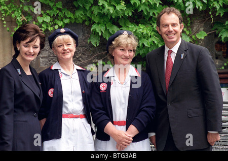 Il primo ministro Tony Blair e sua moglie Cherie Blair, CON INFERMIERI AL SERVIZIO DI NHS a Westminster Abbey Foto Stock