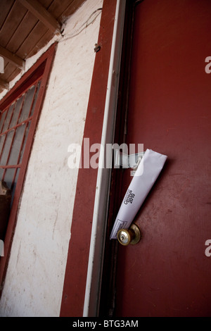 Censimento 2010 forma arrotolata e incuneato contro la porta di nob bloccato la porta anteriore del ranch house in West Texas Foto Stock