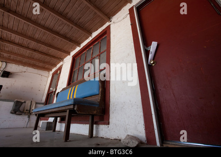 Censimento 2010 forma arrotolata e incuneato contro la porta di nob bloccato la porta anteriore del ranch house in West Texas Foto Stock