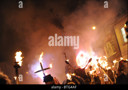 Lewes notte dei falò celebrazioni Pellerossa tenere un ardente attraversa presso il Municipio del Comune di Memoriale di guerra Foto Stock