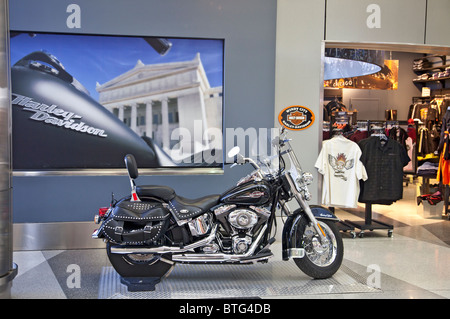 Harley Davidson Heritage Softail moto al di fuori del negozio di marca nell'aeroporto O'Hare di Chicago, Illinois, Stati Uniti d'America Foto Stock