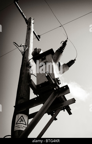 Basso angolo di visione del tettuccio di linee elettriche e il trasformatore vicino Warminster, Wiltshire, Regno Unito Foto Stock