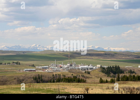 Impianto di trattamento di gas sulle colline ai piedi delle Montagne Rocciose Canadesi Foto Stock