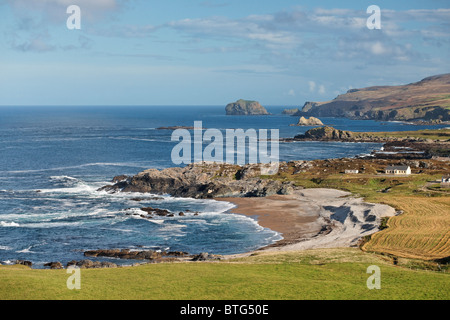 Vista da Malin Head over sollevata di spiagge di Ballyhillion, Penisola di Inishowen, County Donegal, Ulster, Eire. Foto Stock