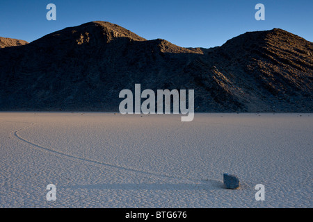 Barca a vela pietre o rocce scorrevoli misteriosamente si muovono attraverso il Racetrack Playa nel Parco Nazionale della Valle della Morte, California USA. Foto Stock