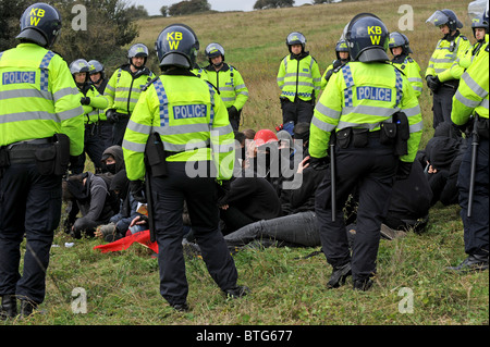 I funzionari di polizia antisommossa bollitore marcia in manifestanti durante un recente Smash EDO marzo svoltasi in Brighton Foto Stock