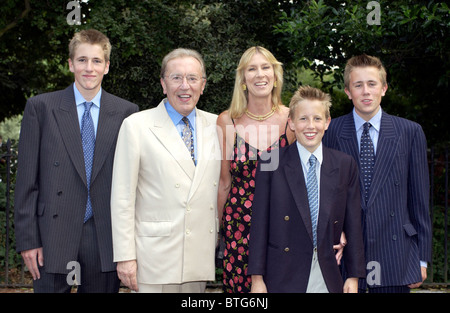 SIR DAVID FROST con la moglie donna carina e i loro figli WILFRED, miglia e George alla loro festa estiva a Chelsea Foto Stock