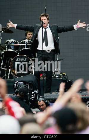 Simon Le Bon dei Duran Duran canta allo Stadio di Wembley, Londra Foto Stock