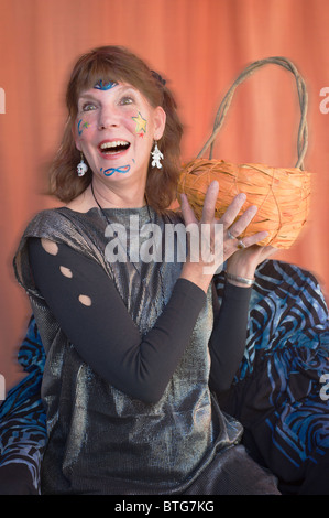 Una paurosa strega si prepara a gettare il suo incantesimo di Halloween in Carrizozo, Nuovo Messico. Foto Stock