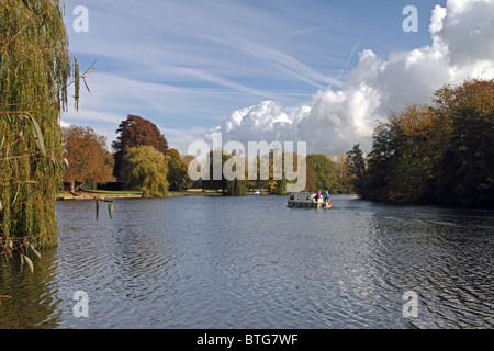 Una nave da crociera fluviale sul fiume Tamigi a Mednemham, Berkshire, Inghilterra Foto Stock