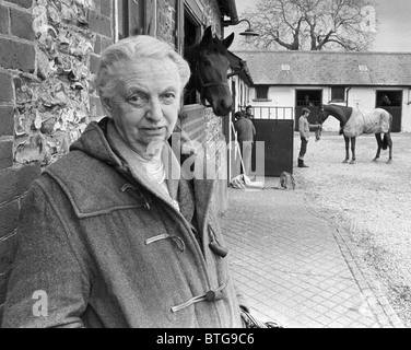 Firenze Nagle si aggiudica il diritto come una donna a tenere una licenza da una corsa di cavalli trainer. Immagine 1966 Foto Stock