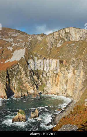 Le scogliere di Slieve League, vicino Teileann, County Donegal, Ulster, Irlanda. Foto Stock