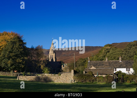 Edale la chiesa ed il villaggio in autunno con Kinder Scout in background, Derbyshire, England, Regno Unito Foto Stock