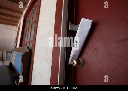 Censimento 2010 forma arrotolata e incuneato contro la porta di nob bloccato la porta anteriore del ranch house in West Texas Foto Stock