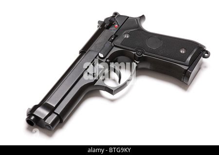 Stati Uniti Esercito moderno pistola M9 di close-up. Isolato su uno sfondo bianco. Vista di inclinazione. Studio shot. Serie di arma. Foto Stock
