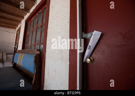 Censimento 2010 forma arrotolata e incuneato contro la porta di nob bloccato la porta anteriore del ranch house in West Texas Foto Stock