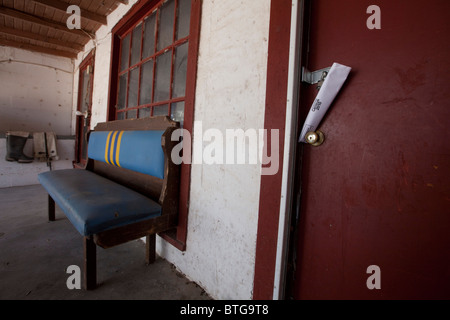 Censimento 2010 forma arrotolata e incuneato contro la porta di nob bloccato la porta anteriore del ranch house in West Texas Foto Stock