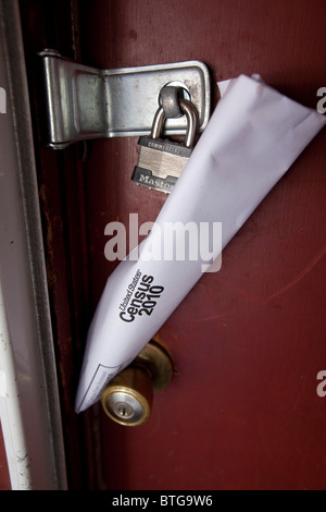 Censimento 2010 forma arrotolata e incuneato contro la porta di nob bloccato la porta anteriore del ranch house in West Texas Foto Stock