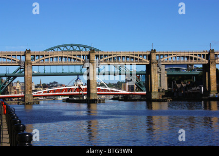 O i ponti che attraversano il fiume Tyne, collegamento e Newcastle Gateshead. Foto Stock