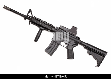 Serie di arma. US Army M4A1 Carbine con tactical grip e vista olografica. Oggetto isolato su sfondo bianco. Foto Stock