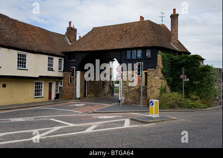 Un Medievel Toll Gate nella pittoresca cittadina di Sandwich Kent Foto Stock