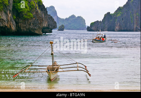 Piccola barca vicino isola asiatica Foto Stock