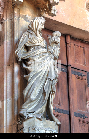 Portale della chiesa nel monastero in Chartreuse de Champmol con la scultura di Claus Sluter, Côte-d'Or departement, Borgogna, Francia Foto Stock