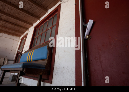 Censimento 2010 forma arrotolata e incuneato contro la porta di nob bloccato la porta anteriore del ranch house in West Texas Foto Stock