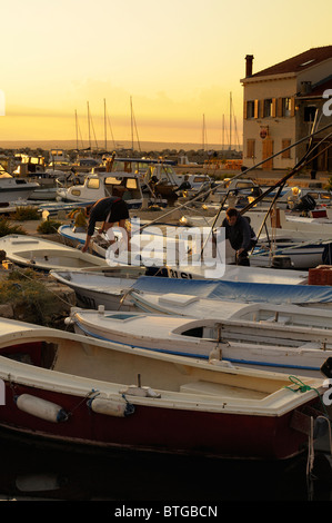 La mattina presto di scena nel piccolo porto di pescatori, sono di ritorno da pesca, Isola Silba, Croazia Foto Stock