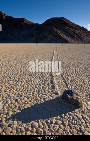 Barca a vela pietre o rocce scorrevoli misteriosamente si muovono attraverso il Racetrack Playa nel Parco Nazionale della Valle della Morte, California USA. Foto Stock