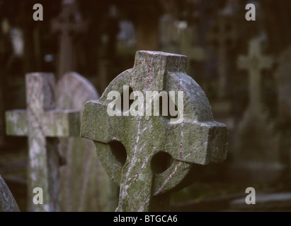 Croci sulle lapidi nel cimitero di Highgate a nord di Londra Inghilterra REGNO UNITO Foto Stock